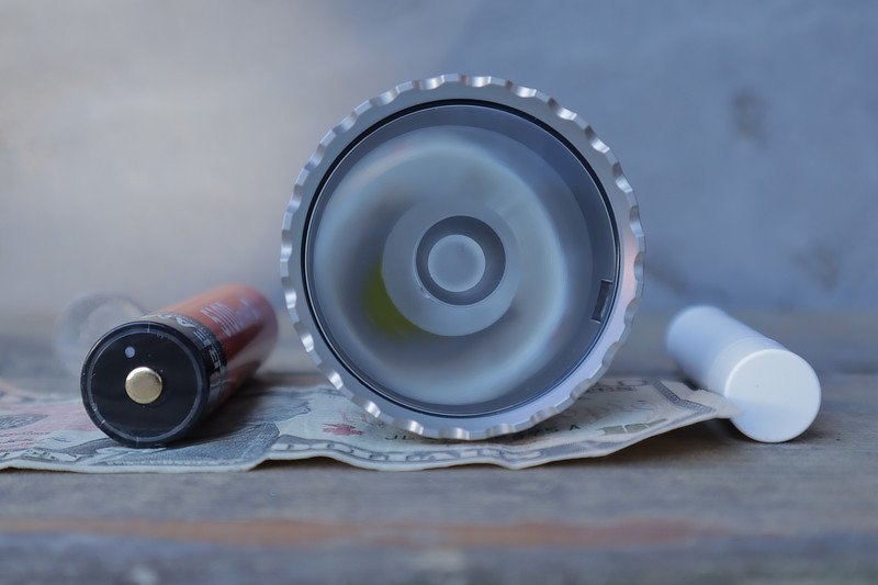 Acebeam L19 close up comparison lens